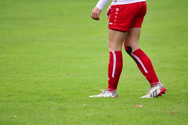 欧联比赛中一球员嘲讽对手鼻子形状，多名队友上前打抱不平